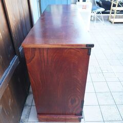 岩手の伝統工芸家具、岩谷堂箪笥 欅材を使用した漆塗りNo.404サイドボード２号新です！牡丹紋様の南部鉄器が魅力の食器棚♪モダンなデザインでご自宅の飾り棚としてや、店舗什器としてもおすすめ！BK126