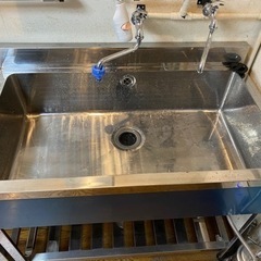 業務用シンクと調理台の画像