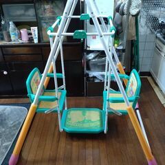 二人用ブランコ大きさ、たたんで幅約90cm、縦約150cm奥約50cm