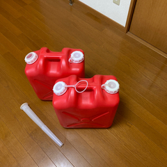 灯油ポリタンク2個の画像