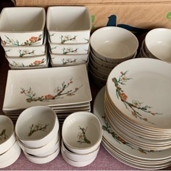 昭和レトロ食器　梅柄　全５５枚の画像