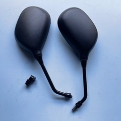 新品のバイクミラー　8mm 右と左の画像