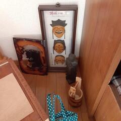 コーナーラックと置物などの画像