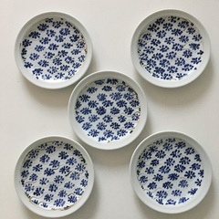瀬戸焼　藍色花模様手書きのお皿５枚の画像