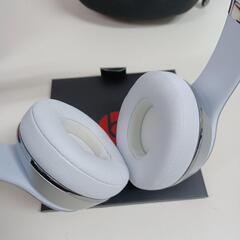 美品Beats Solo3 Wireless シルバー　オンイヤーヘッドフォンの画像