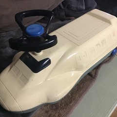 電気を使わず蹴らずに進む　新幹線の乗れるおもちゃ
