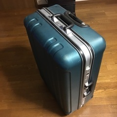 縦80センチ横50センチ幅29センチのスーツケースの画像