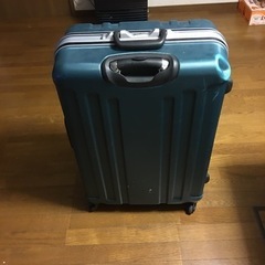 縦80センチ横50センチ幅29センチのスーツケースの画像