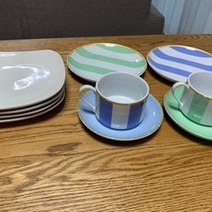 美品食器セット（カップ&ソーサー、お皿）