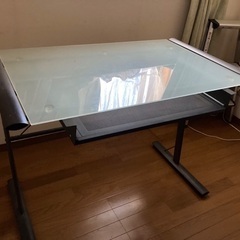 【差し上げます】ガラス天板デスクの画像