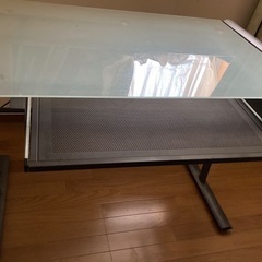 【差し上げます】ガラス天板デスクの画像