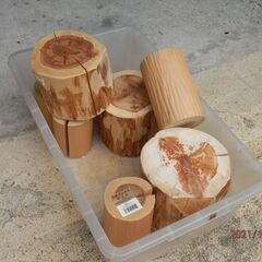 物置台に使えます。檜の丸太材。未使用品ですが、一部割れが有ります。