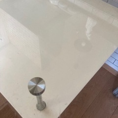 ガラステーブルの画像