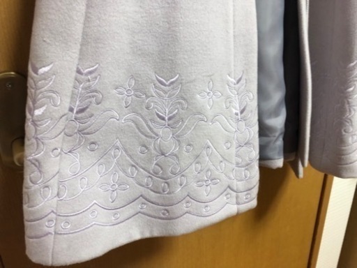 tocco 裾刺繍入り飾りビジュー釦ノーカラードレスコート