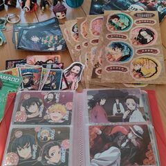 ★値下げ！★鬼滅の刃★画集、フィギュア、カード、シールなど色々グッズまとめ売り　シークレットカードあり！の画像