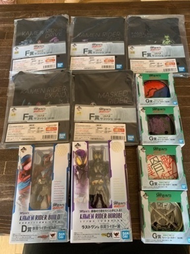 ご覧頂きましてありがとうございます。  こちらはS.H.Figuarts 一番くじ 仮面ライダー ラストワン賞  仮面ライダー滅クリアパープル スティングスコーピオンクリアパープルver. Ｄ賞 仮面ライダービルド ラビットタンクフォーム　 クリアブラックver. になります。  素人検品になりますが箱やフィギュア本体に傷や損傷は見られません。 おまけも付けさせて頂きます。 まずは問い合わせお願いします。 おまけ追加しました。  F賞のサコッシュ5種セット G賞2種セット E賞１種