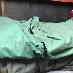2トントラック　シート　破れあり