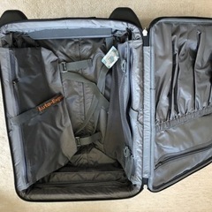 パスファインダー未使用スーツケース2万円。取りに来て頂ける方希望。の画像