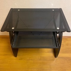 デスク、チェアー、サイドテーブルの画像