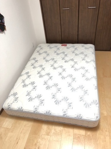 フランスベッド製のダブルサイズマットレス。
