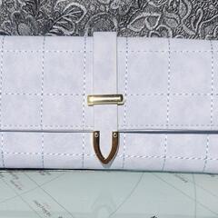 長財布  淡い色あいの財布です。