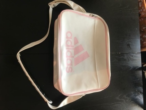 adidasエナメルバック