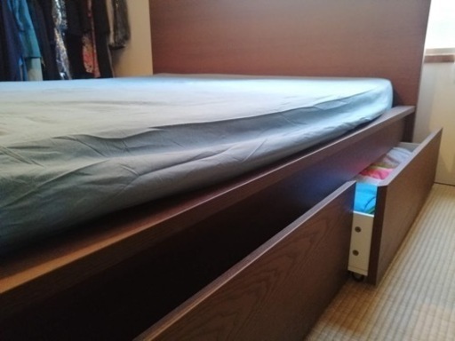 IKEA クイーンサイズのベッドとマットレス