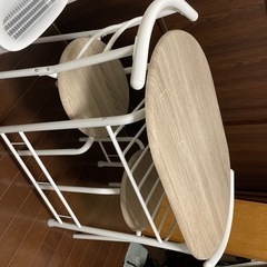 ダイニングテーブルの画像