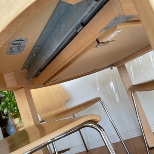 IKEAダイニングテーブル 真ん中を伸ばせるタイプ