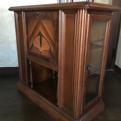 アンティークな象嵌の収納キャビネット