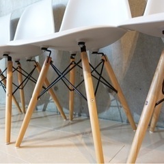 ライトグレーのシンプルミーティングチェアの画像