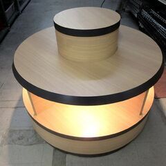 中段に照明付き 店舗什器 島什器 二段 アイランド什器 直径 100cm 店舗用品 商品棚 キャスター付き 中古 札幌市厚別区 厚別店の画像