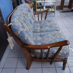 Karimoku(カリモク家具)のCOLONIAL(コロニアル)シリーズWC4702 2人掛椅子です。ブナ材フレームのクラシックなデザインが上品な張り地を引き立てるラブソファ♪タッセルがアクセントに！BK205の画像