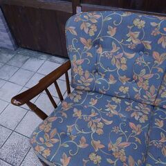 Karimoku(カリモク家具)のCOLONIAL(コロニアル)シリーズWC4702 2人掛椅子です。ブナ材フレームのクラシックなデザインが上品な張り地を引き立てるラブソファ♪タッセルがアクセントに！BK205の画像