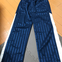 140cm キッズ　男児　ジャージ　上下　紺色　ストライプの画像