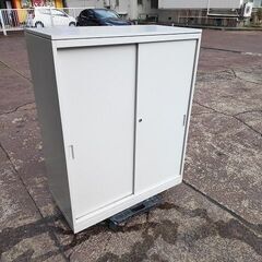 オカムラ　42　天板付き３段引違扉書庫《美品中古、小傷あり》 　【リサイクルショップサルフ】