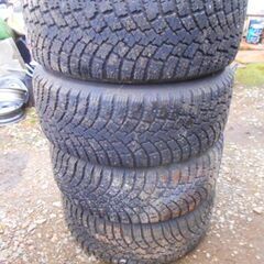 275/60R17ノキアスパイクタイヤ4本ホイール付き、パジェロに履いていました引取り限定になります。