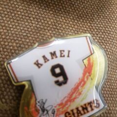今年で引退した亀井選手のピンバッチです