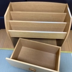 おもちゃと絵本の収納ラックの画像