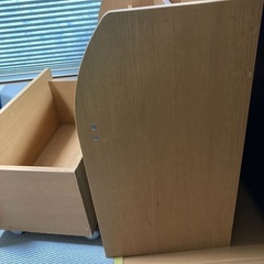 おもちゃと絵本の収納ラックの画像