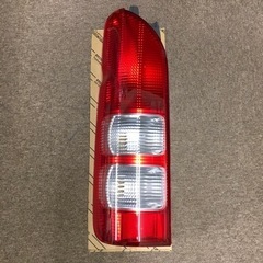 トヨタ  ハイエースバン　左テールランプ