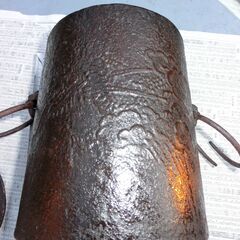 ●骨董、かなり古い鉄鋳物、火種に？⭐側面は花の装飾刻有り、🌟画像3は撮影の光で、錆びではありません⭐お解りの方に、👉お願いいたします、お問い合わせ前にプロフィールをお読み下さい。の画像