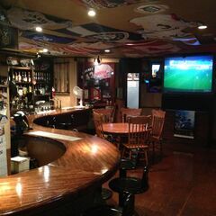 スポーツバーでの接客サービスの画像