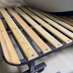 ベッド(マットなし)とソファ