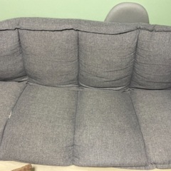 ベッド(マットなし)とソファの画像