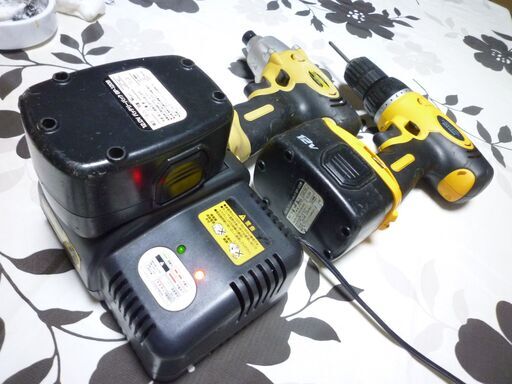 インパクトとドリルドライバー１２V充電器のセットジャンクにて