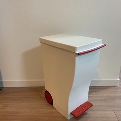ゴミ箱　小　少し汚れあり