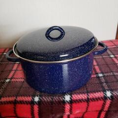 青いホーローの鍋
