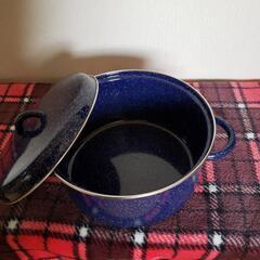 青いホーローの鍋の画像