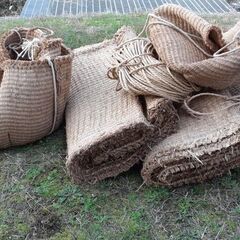 むしろ（農作業等で使用する稲わらを機械で織ったもの）